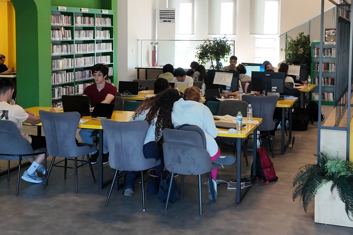 Çayırovalı gençler, sınava kitap kahvelerde hazırlanıyor