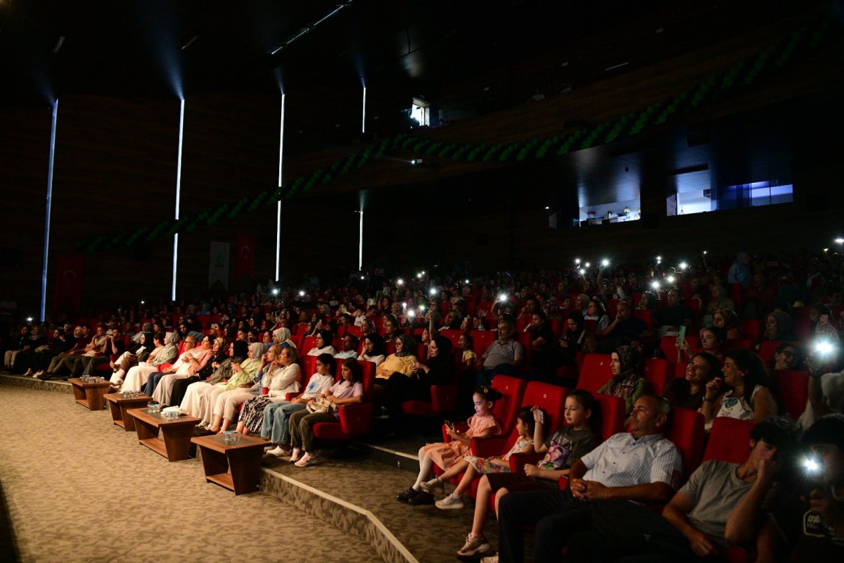  Çayırova’da 80’ler 90’lar konseri büyük ilgi gördü