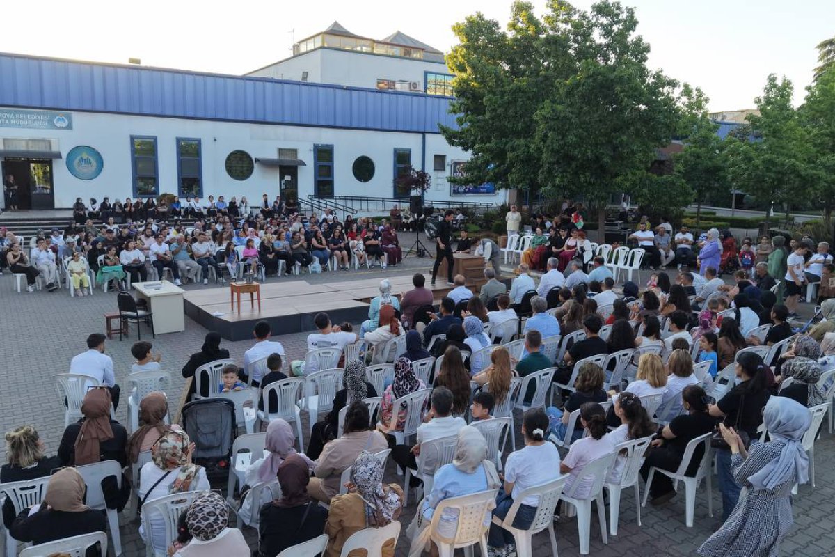 Açık havada tiyatro resitali sunup, sertifikalarını aldılar