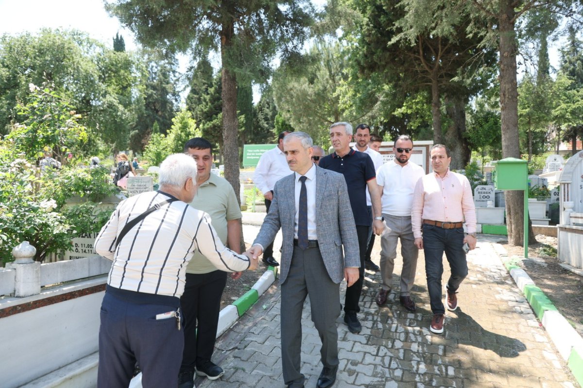 Çiftçi, kabir ziyareti yapan Çayırovalıları yalnız bırakmadı   
