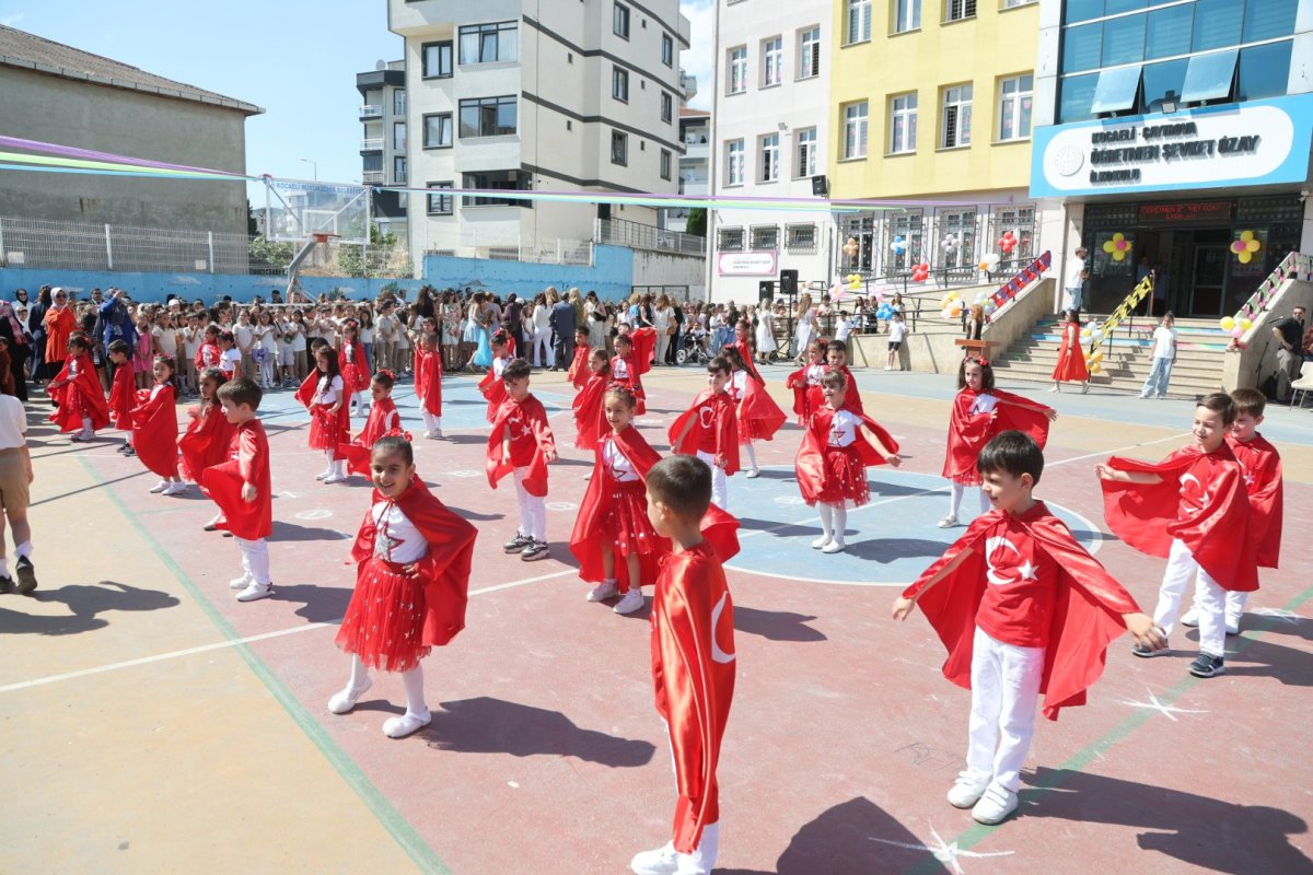 Çayırova’da karne coşkusu yaşandı