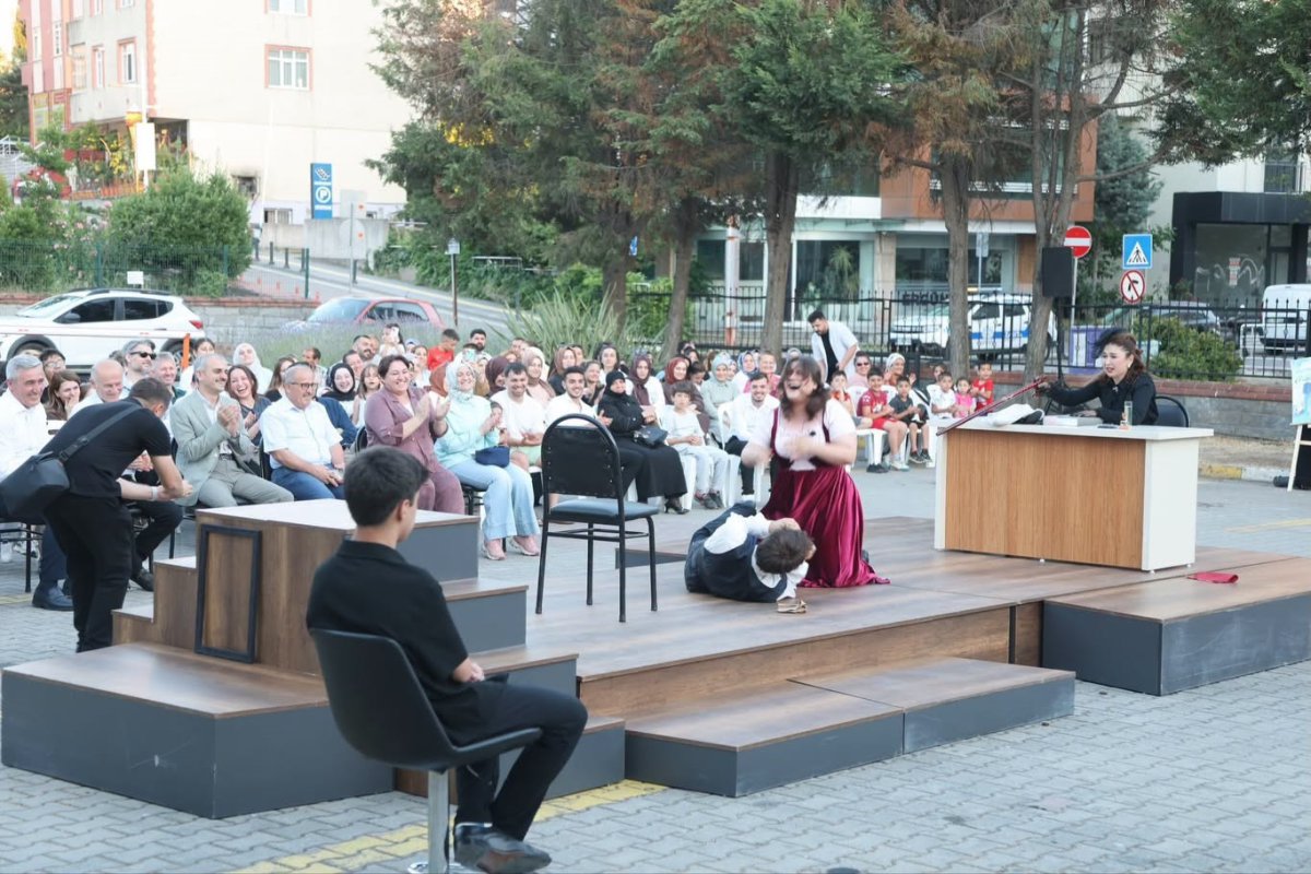 Açık havada tiyatro resitali sunup, sertifikalarını aldılar