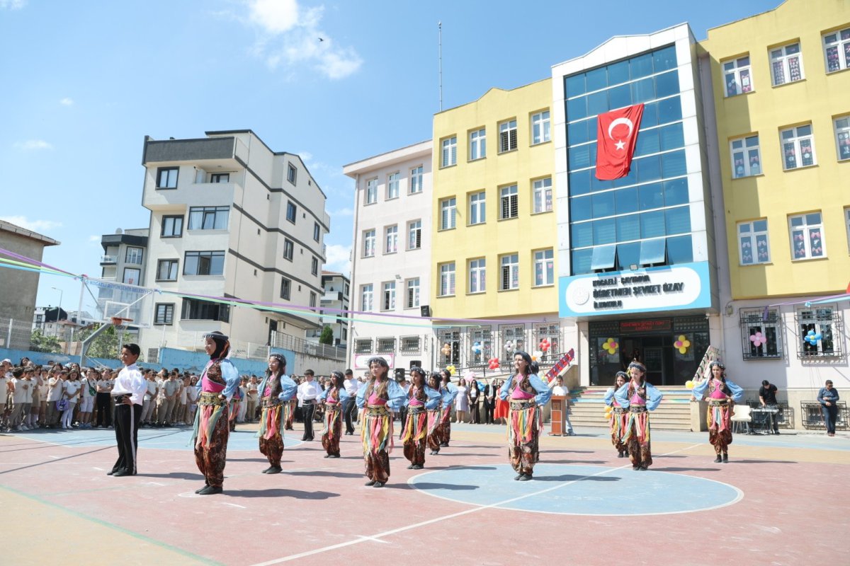 Çayırova’da karne coşkusu yaşandı