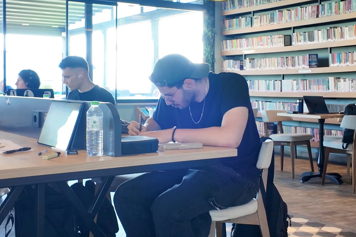 Çayırovalı gençler, sınava kitap kahvelerde hazırlanıyor