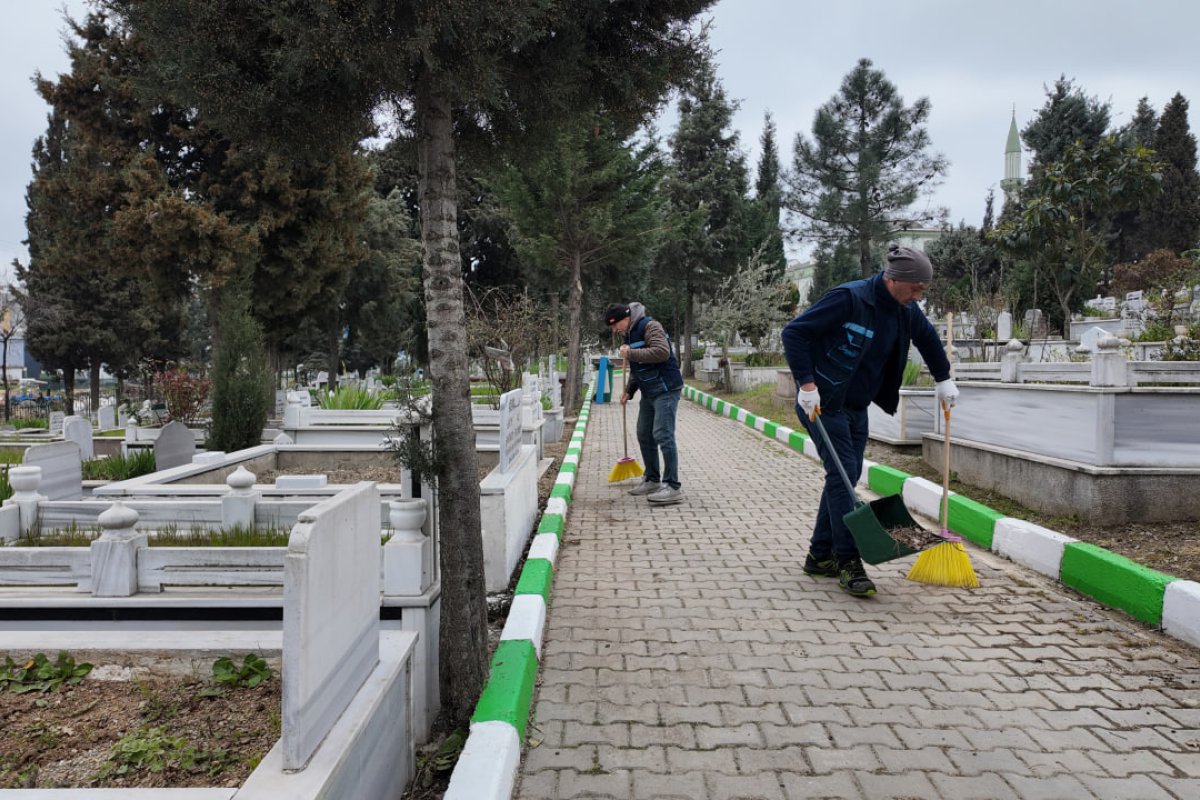 Çayırova’da mezarlıklar bayrama hazır