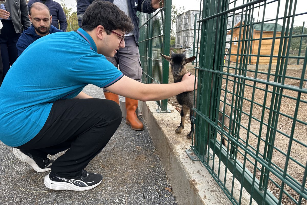 EKAL öğrencileri, Bahçem Çayırova’da hasat yaptı