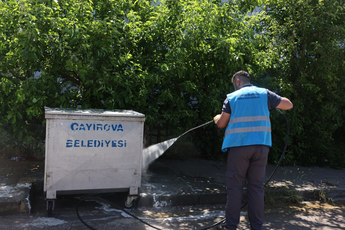 Çöp konteynerleri yerinde yıkanıyor