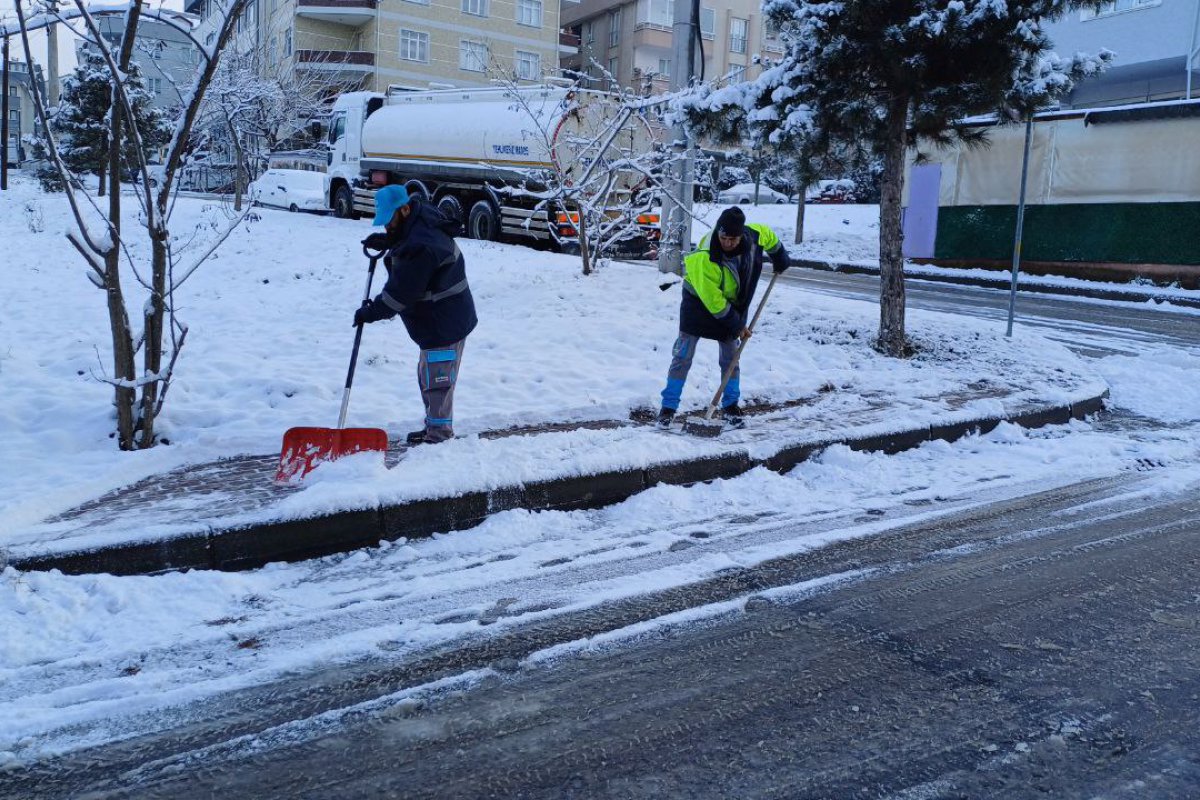 Çayırova’da ekipler kar teyakkuzunda