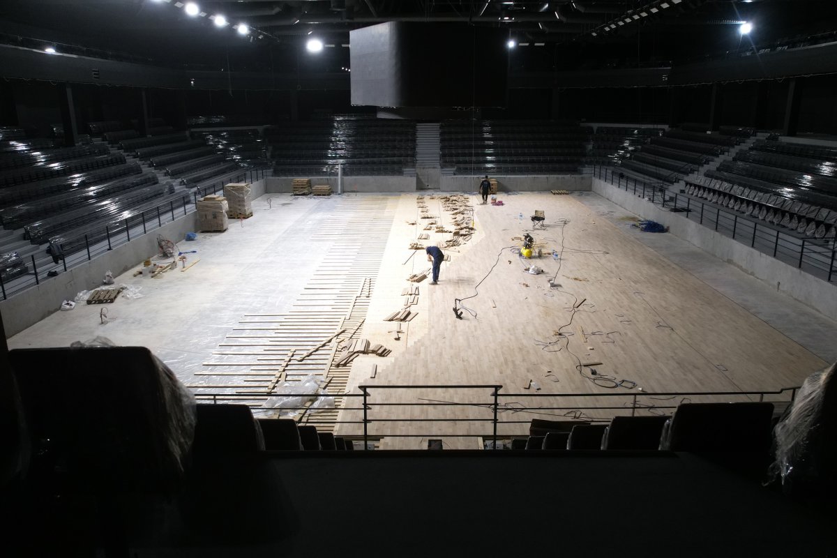 Kapalı Spor Salonu ve Sporcu Fabrikası’nda parke montajı