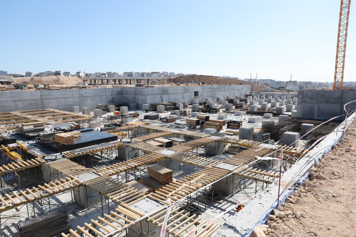 Çayırova Devlet Hastanesi’nde deprem izolatörleri monte ediliyor