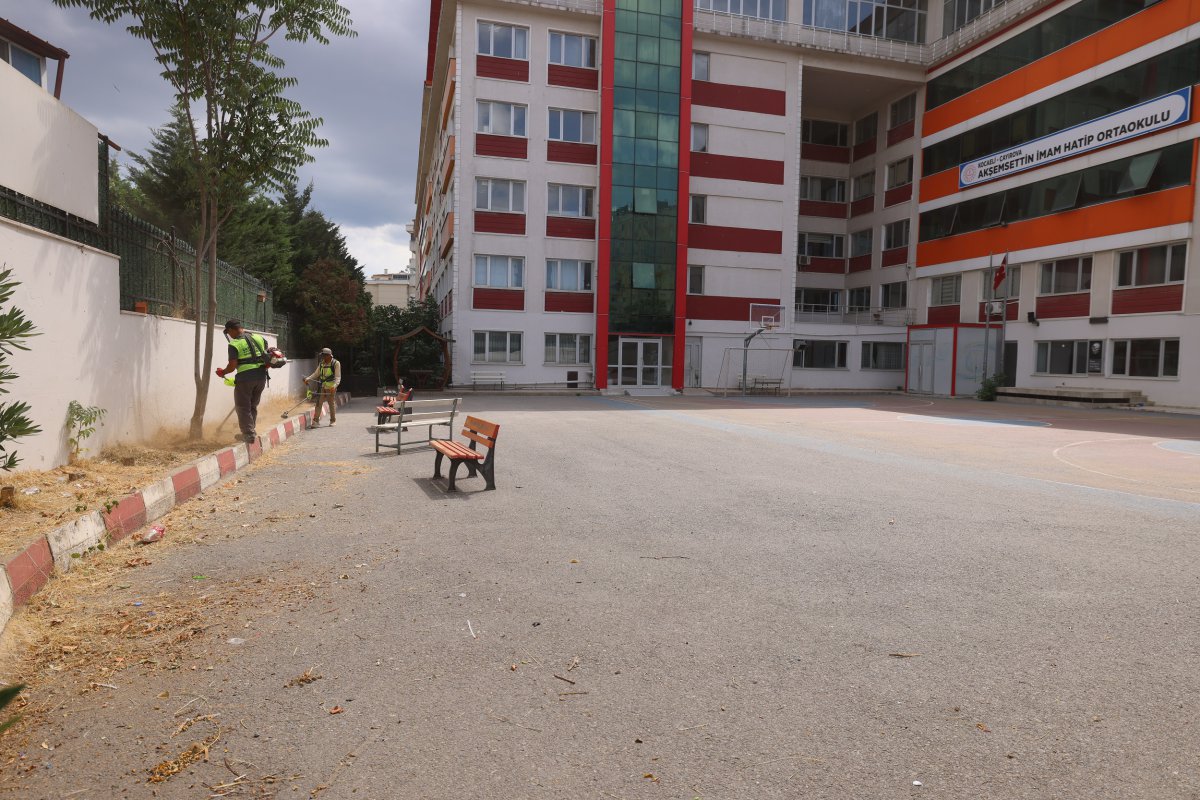 Okul bahçelerinde ot biçme çalışması yapılıyor