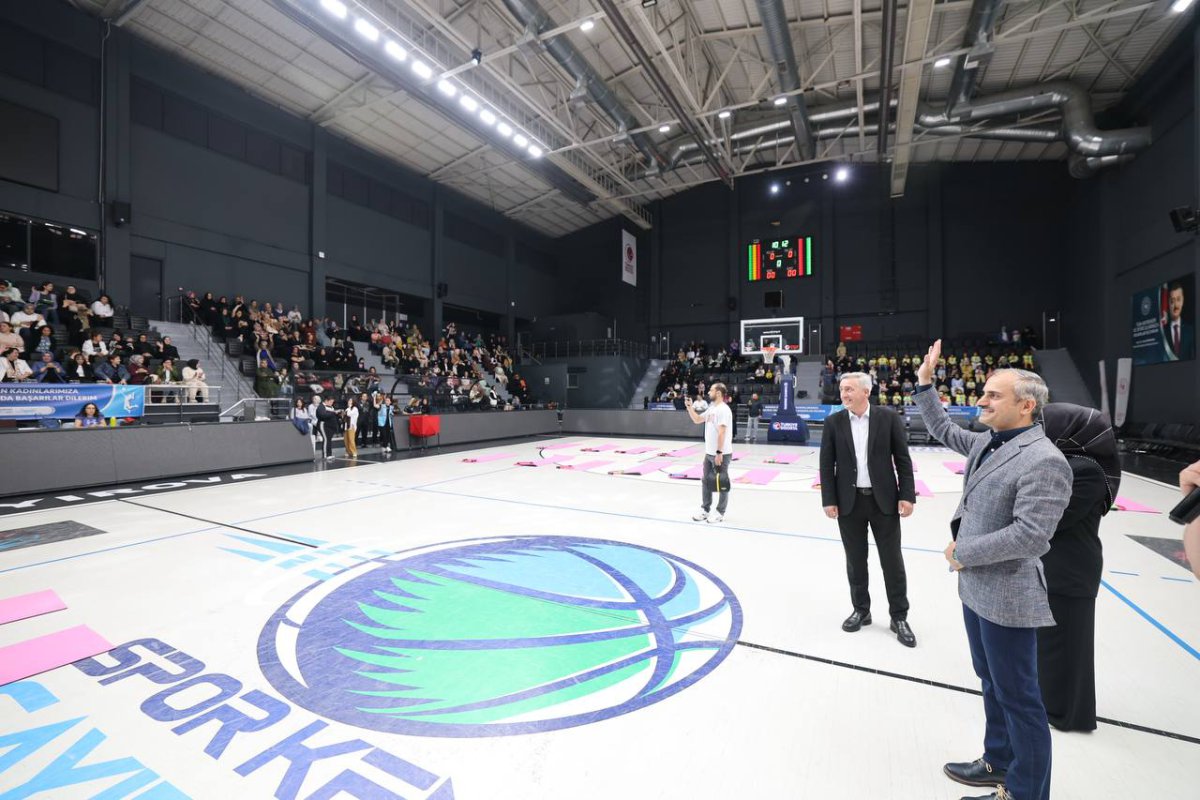 Bilgievi kursiyerleri, voleybol  maçında hünerlerini konuşturdu