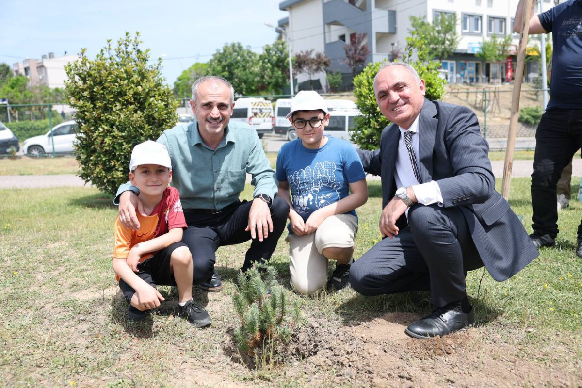 Çiftçi, minik öğrencilerle birlikte fidan dikti