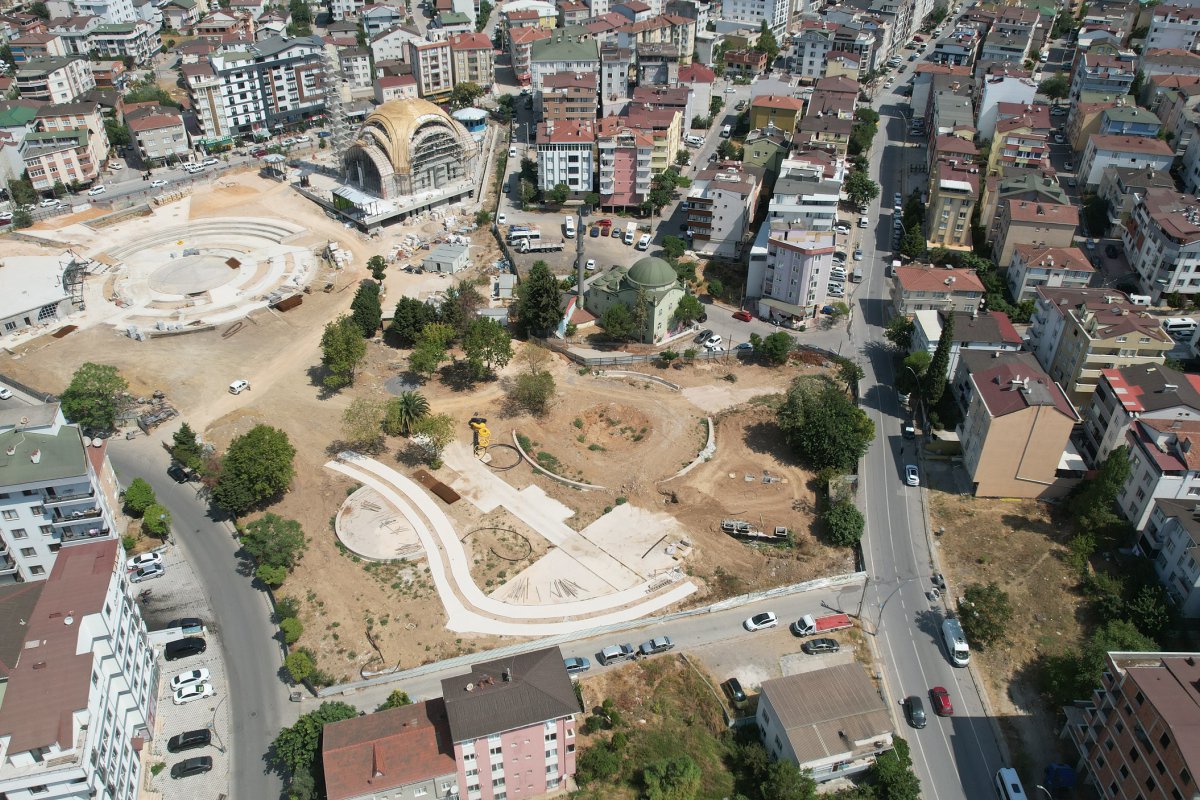 Kent meydanında çalışmalar hız kesmeden sürüyor