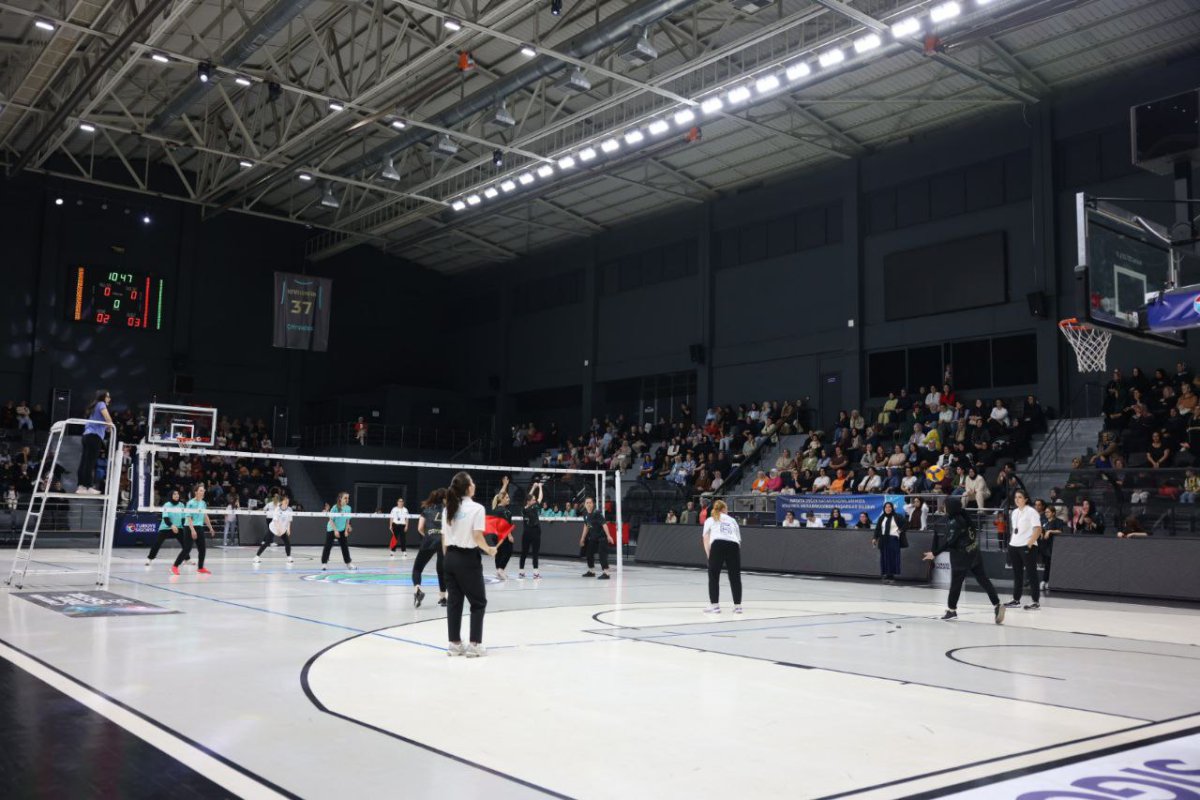 Bilgievi kursiyerleri, voleybol  maçında hünerlerini konuşturdu