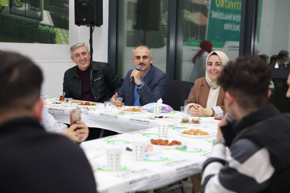 Çiftçi, gençlerle çay sohbetinde buluştu