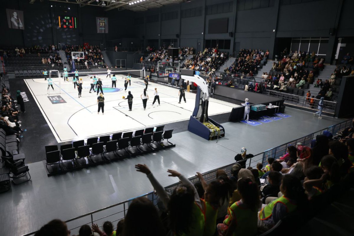 Bilgievi kursiyerleri, voleybol  maçında hünerlerini konuşturdu
