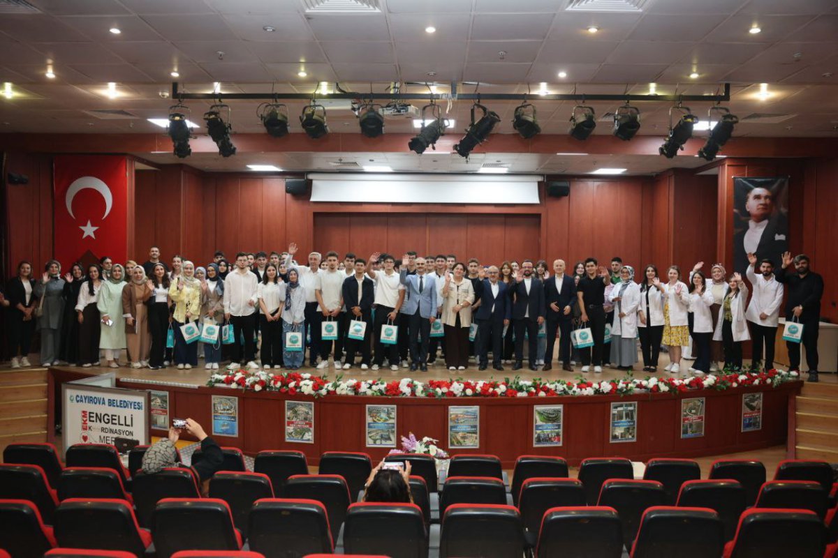 Çiftçi, üniversiteyi kazanan öğrencilerle bir araya geldi