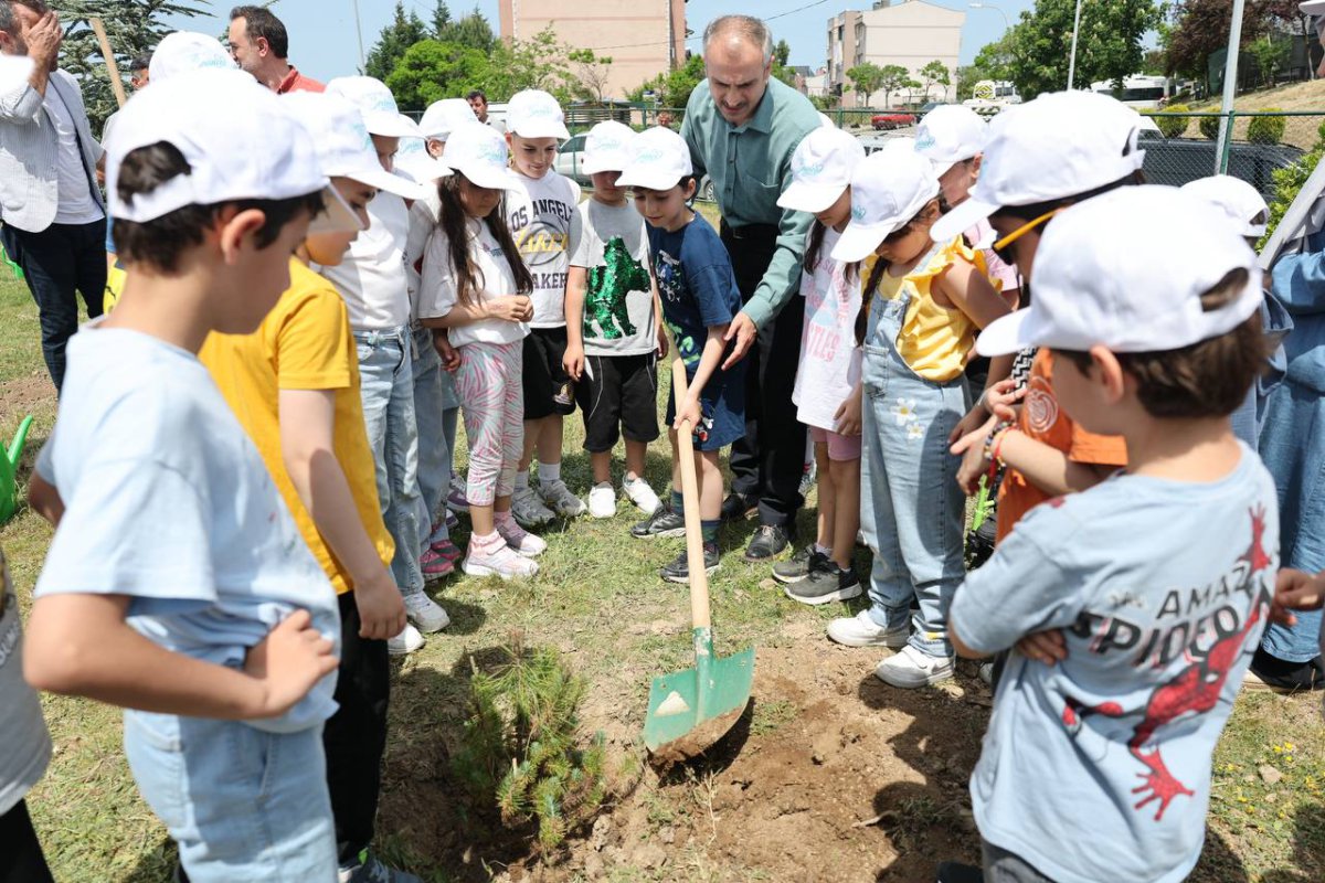 Çiftçi, minik öğrencilerle birlikte fidan dikti