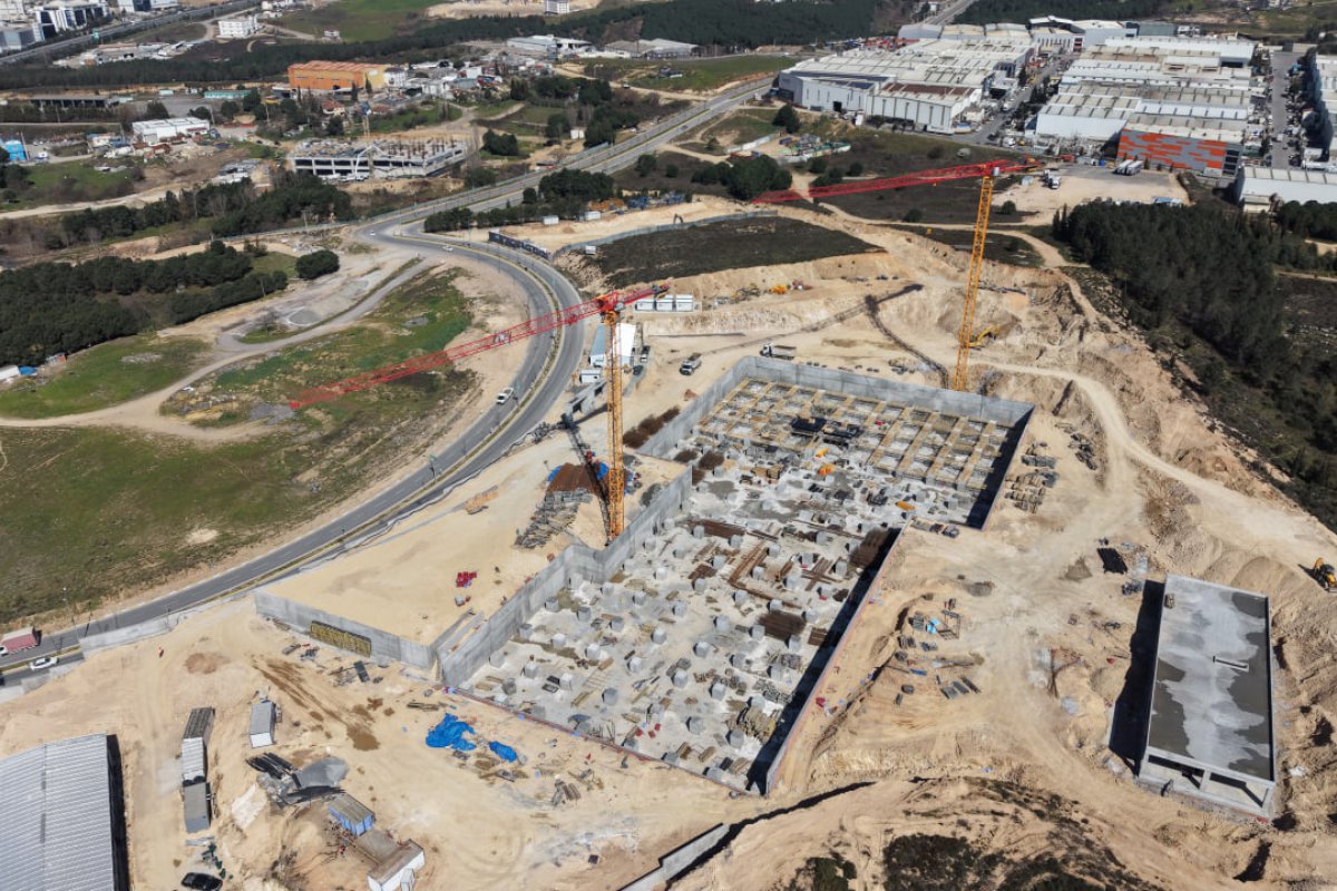 Çayırova Devlet Hastanesi’nde deprem izolatörleri monte ediliyor