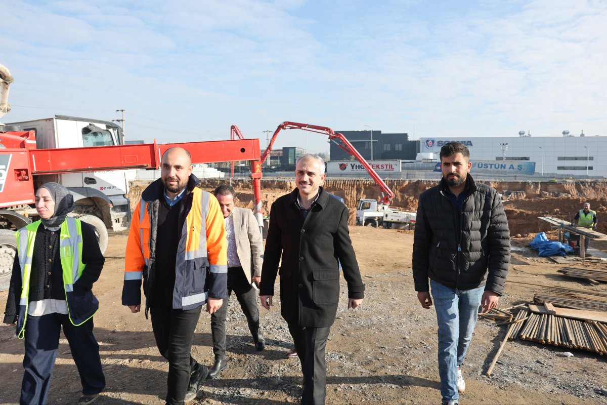 Çayırova’nın yeni meslek lisesinde temel betonu seriliyor