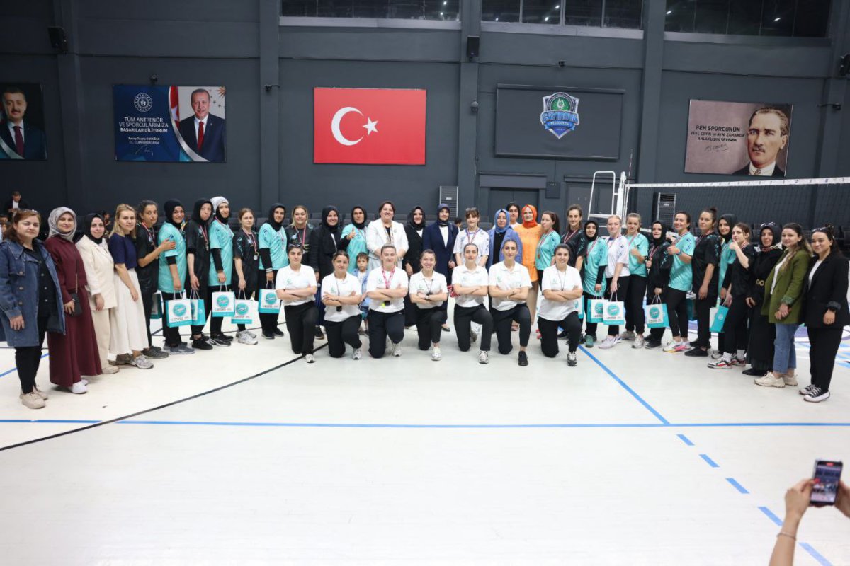 Bilgievi kursiyerleri, voleybol  maçında hünerlerini konuşturdu
