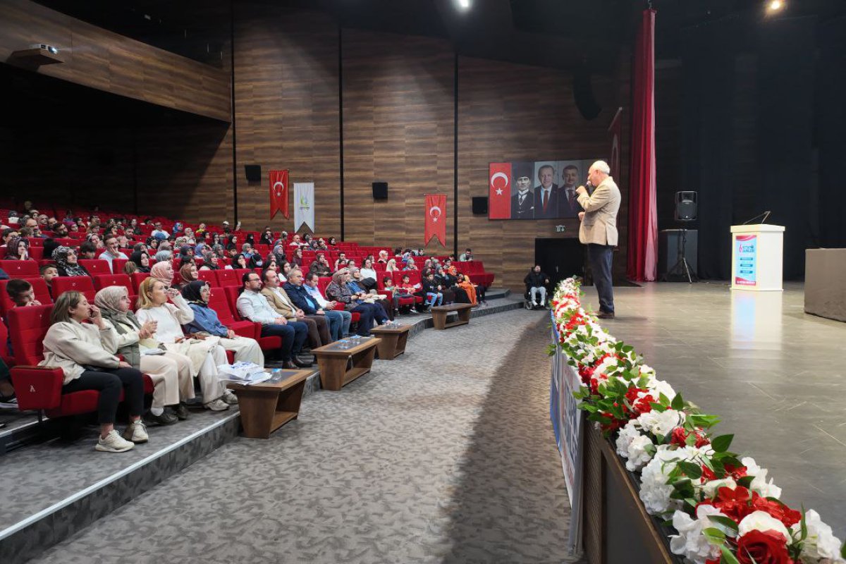  Nurullah Genç, kitap günlerinin  kapanışında okurlarıyla buluştu