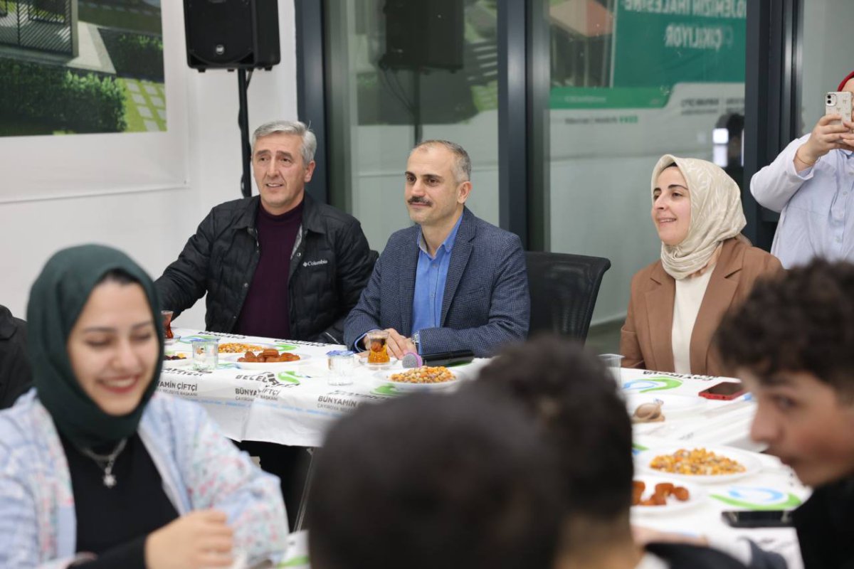 Çiftçi, gençlerle çay sohbetinde buluştu