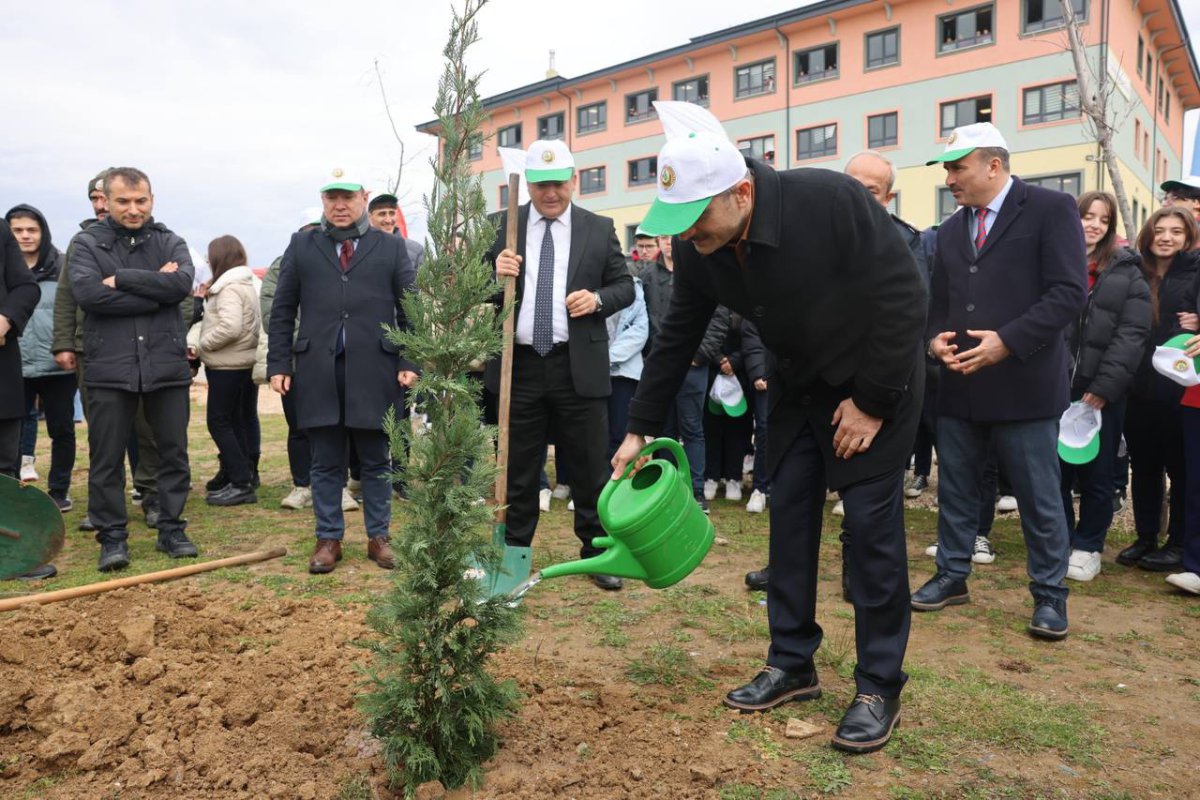 Çayırova’da fidanlar toprakla buluştu