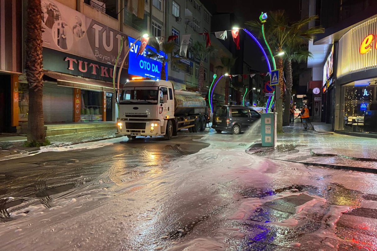 Temizlik işlerinden caddelerde bayram temizliği