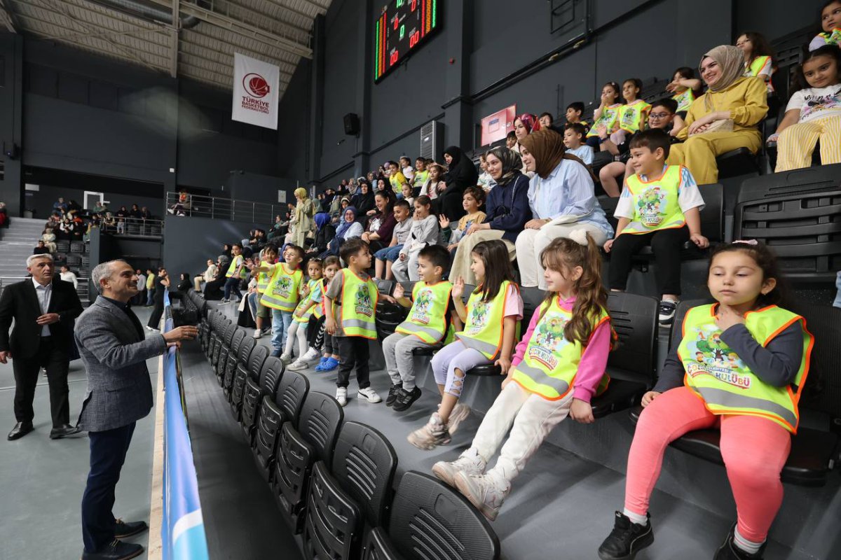 Bilgievi kursiyerleri, voleybol  maçında hünerlerini konuşturdu