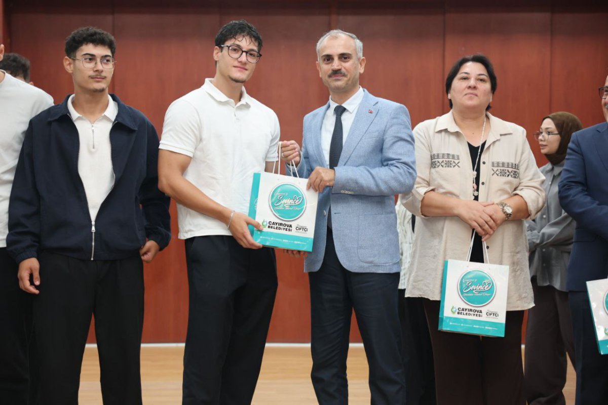 Çiftçi, üniversiteyi kazanan öğrencilerle bir araya geldi