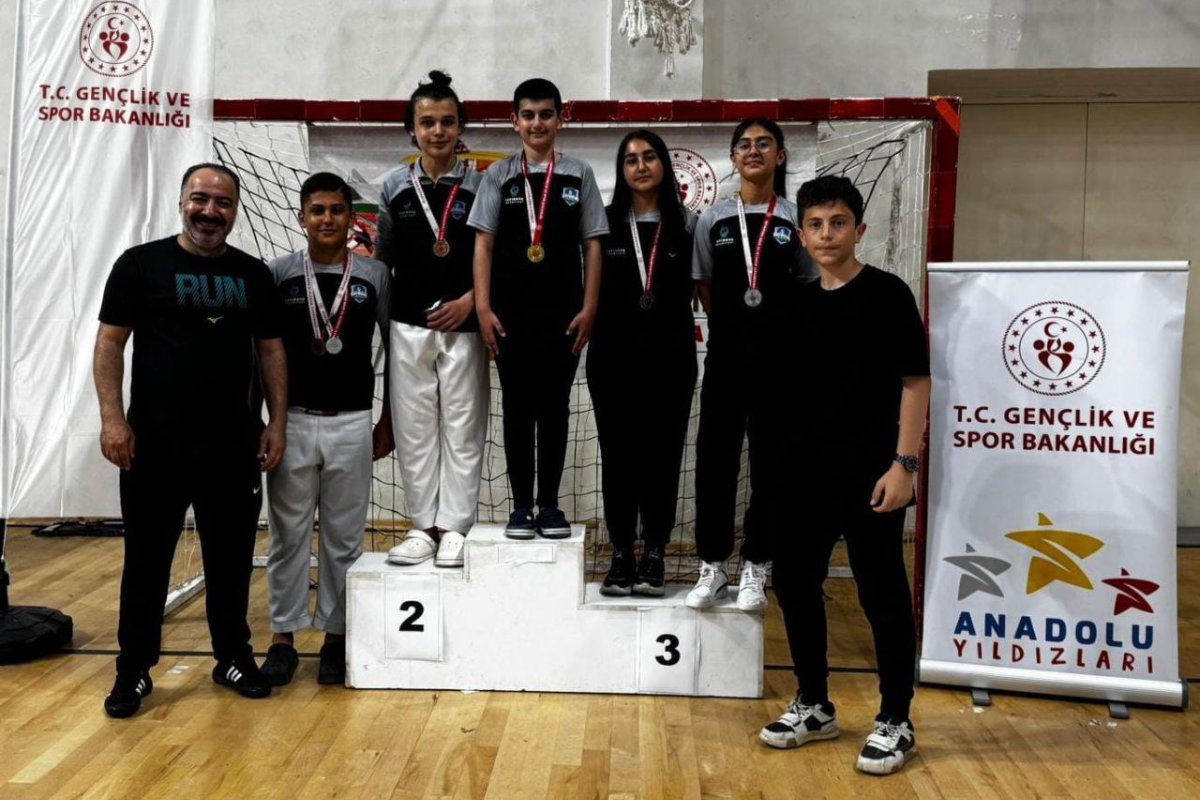 Çayırova’nın sporcuları madalya ve kupalara doymuyor