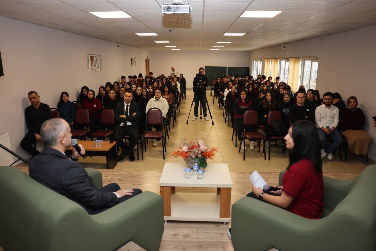 Çiftçi, Fevzi Çakmak Lisesi’ndeki gençlerle bir araya geldi