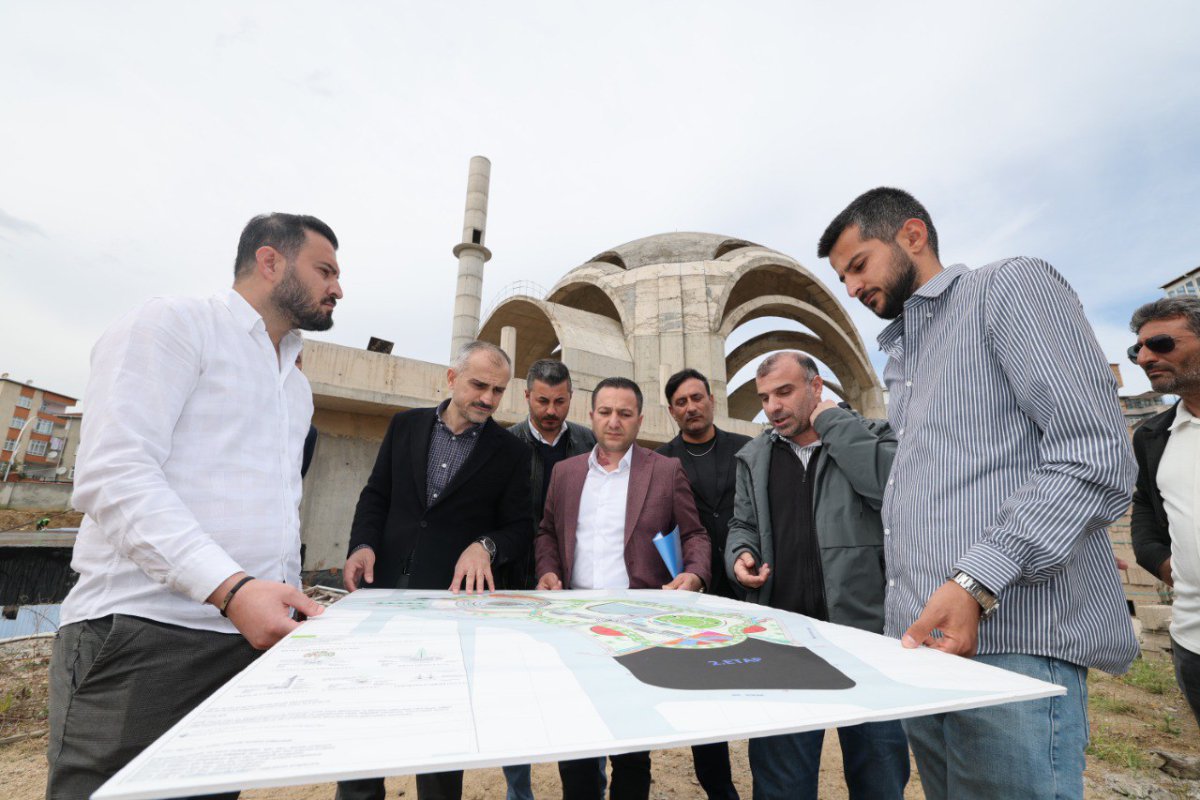 Başkan Çiftçi, kent meydanındaki çalışmaları inceledi