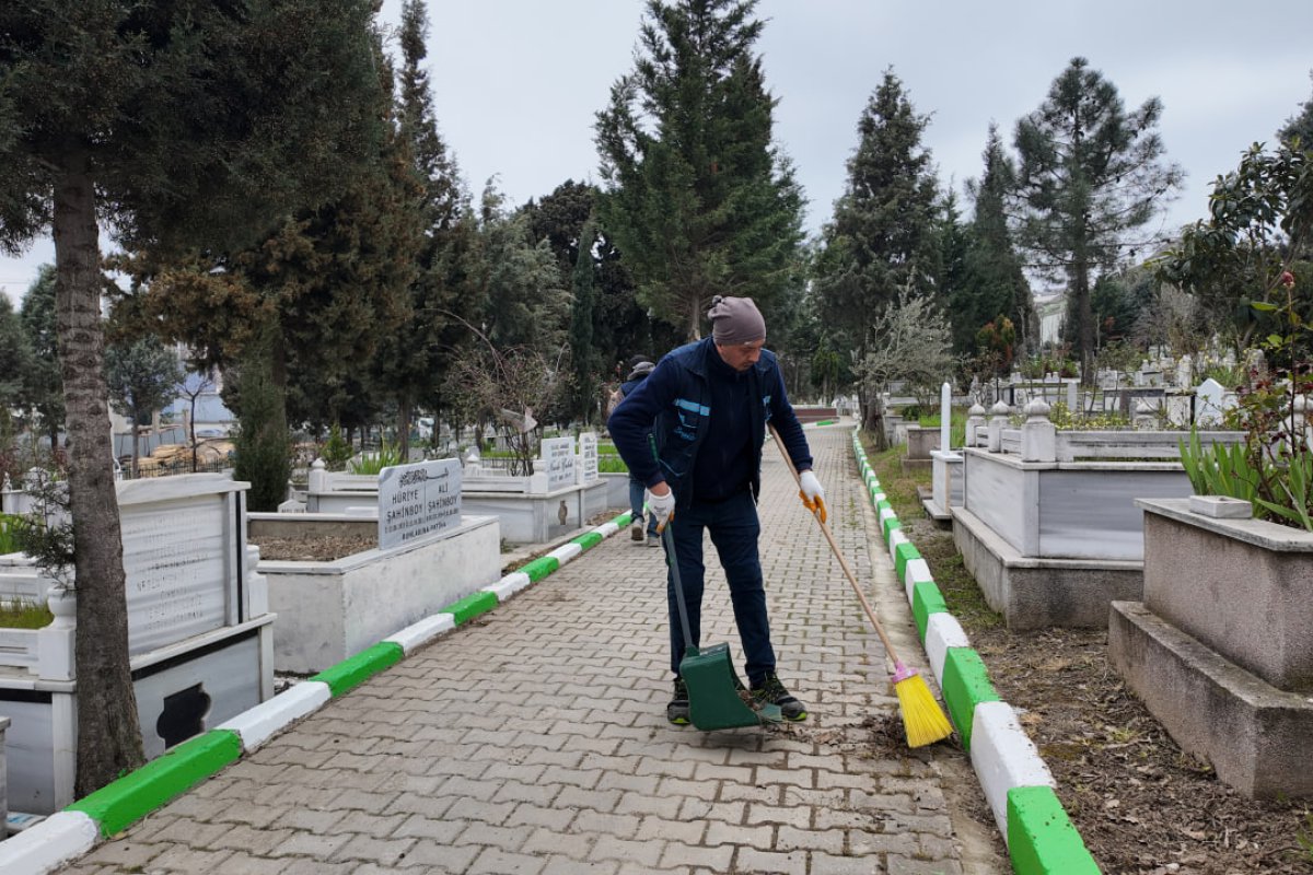 Çayırova’da mezarlıklar bayrama hazır