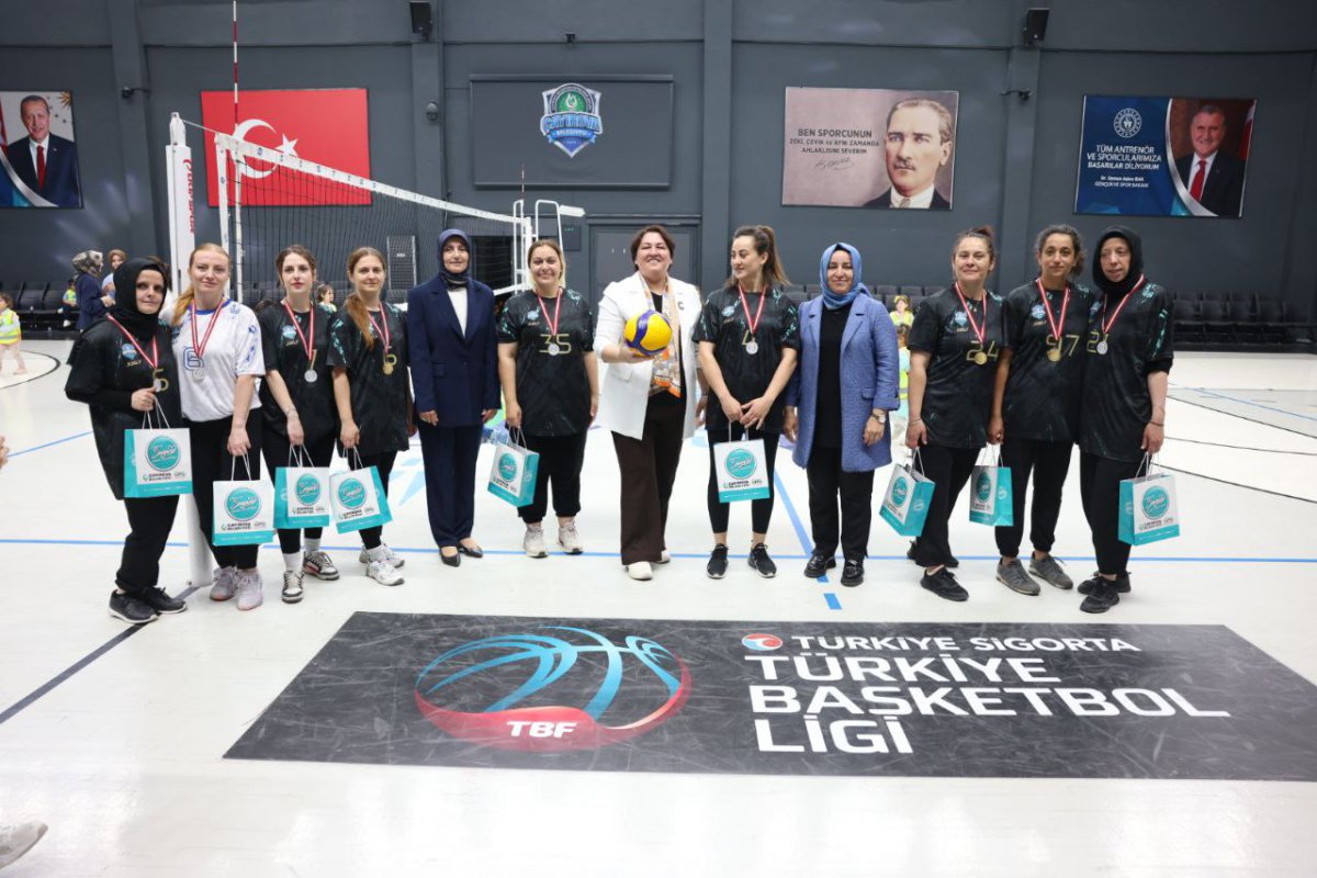 Bilgievi kursiyerleri, voleybol  maçında hünerlerini konuşturdu