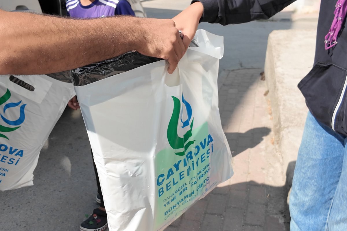 Çayırova’da ihtiyaç sahibi öğrencilere kırtasiye desteği