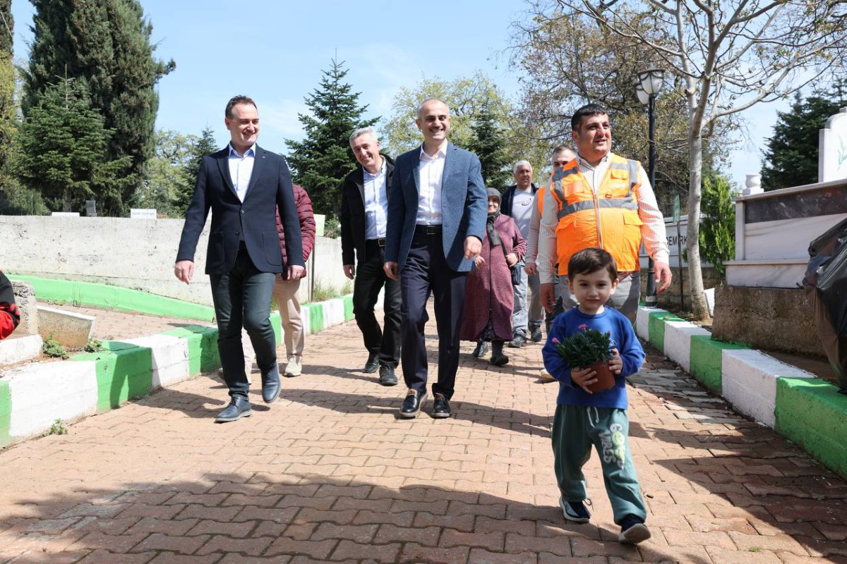 Çiftçi, kabir ziyareti yapan Çayırovalıları yalnız bırakmadı