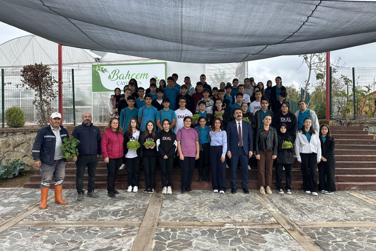 EKAL öğrencileri, Bahçem Çayırova’da hasat yaptı