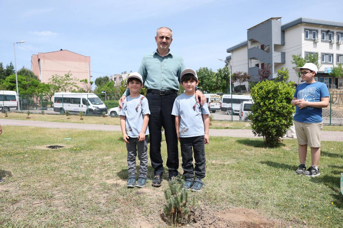 Çiftçi, minik öğrencilerle birlikte fidan dikti