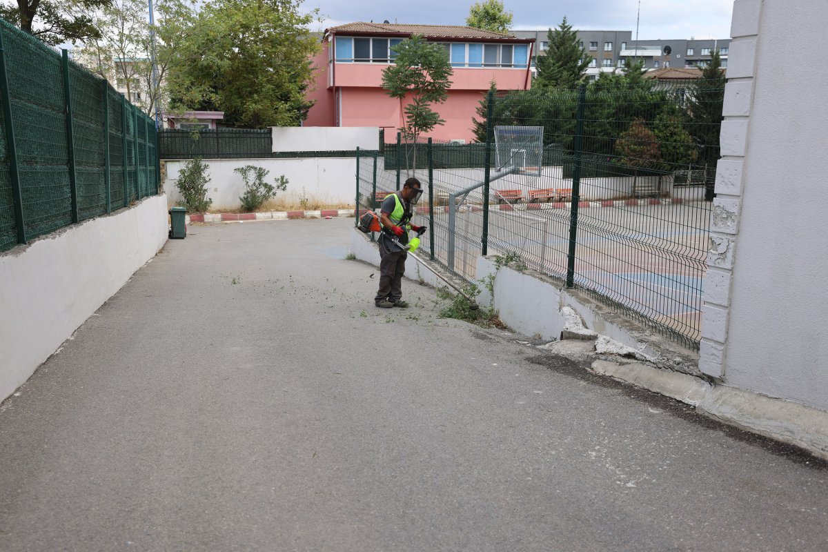 Okul bahçelerinde ot biçme çalışması yapılıyor