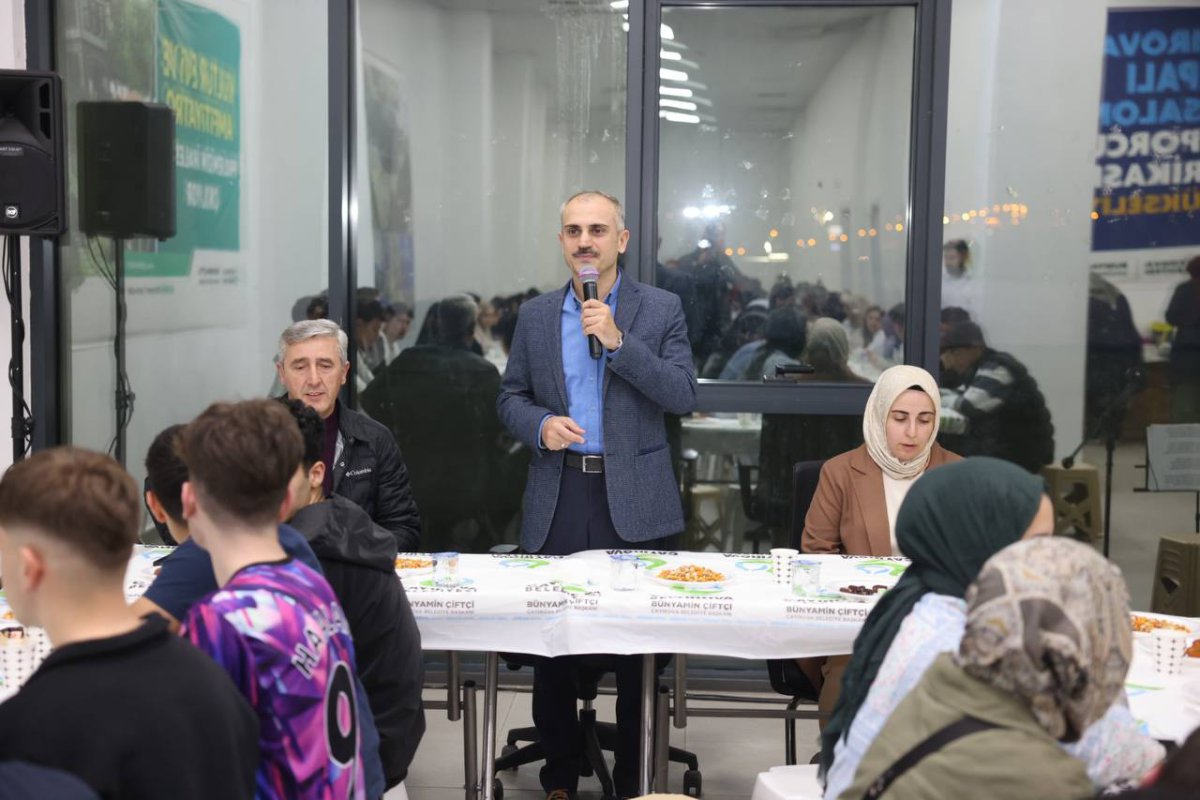 Çiftçi, gençlerle çay sohbetinde buluştu