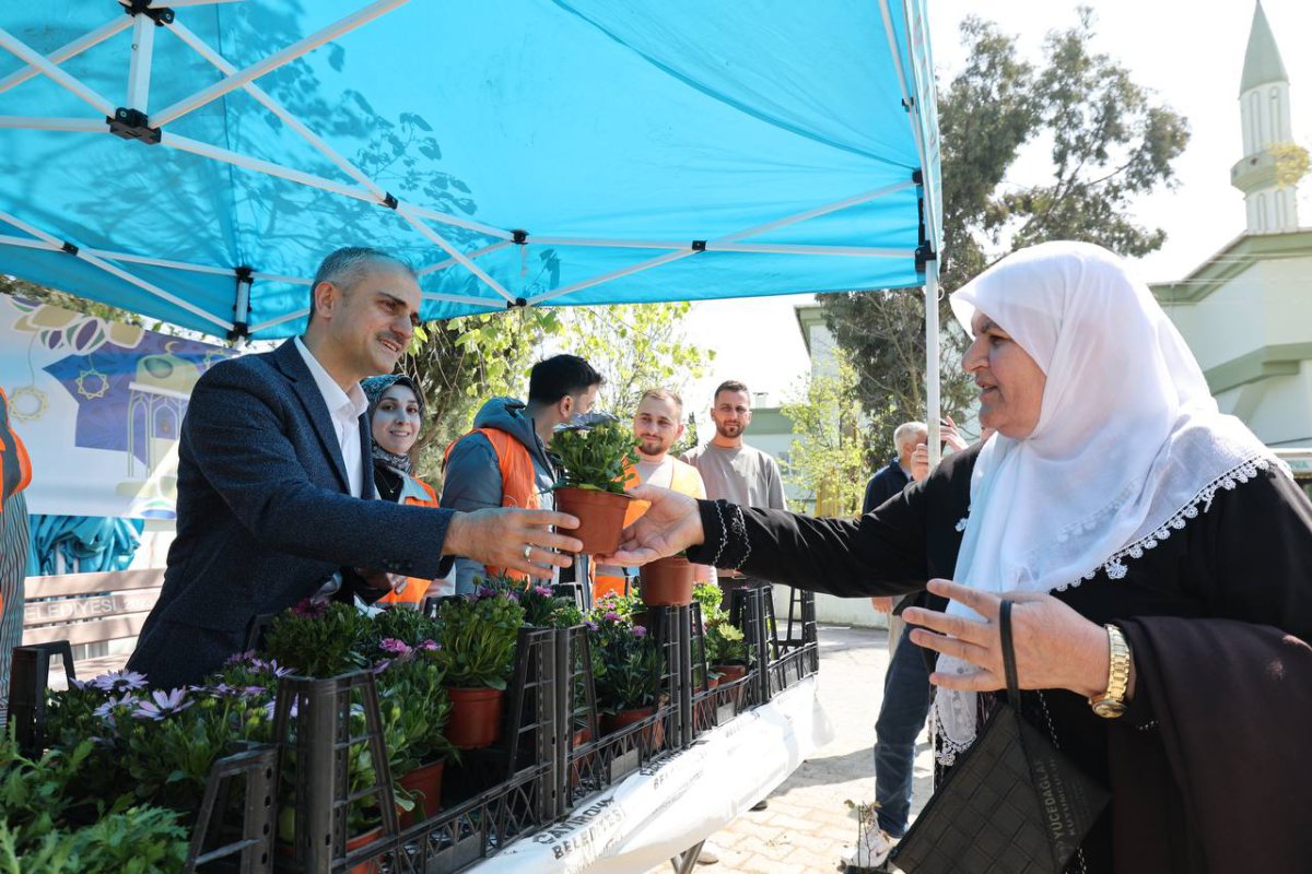 Çiftçi, kabir ziyareti yapan Çayırovalıları yalnız bırakmadı