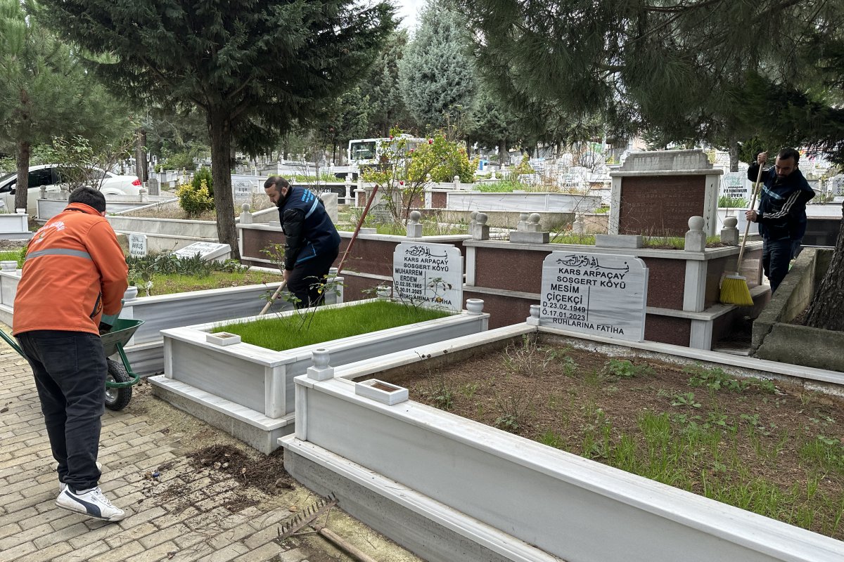 Çayırova’daki mezarlıklarda bakım onarım çalışmaları sürüyor