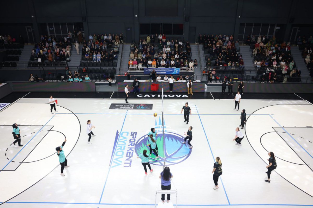 Bilgievi kursiyerleri, voleybol  maçında hünerlerini konuşturdu