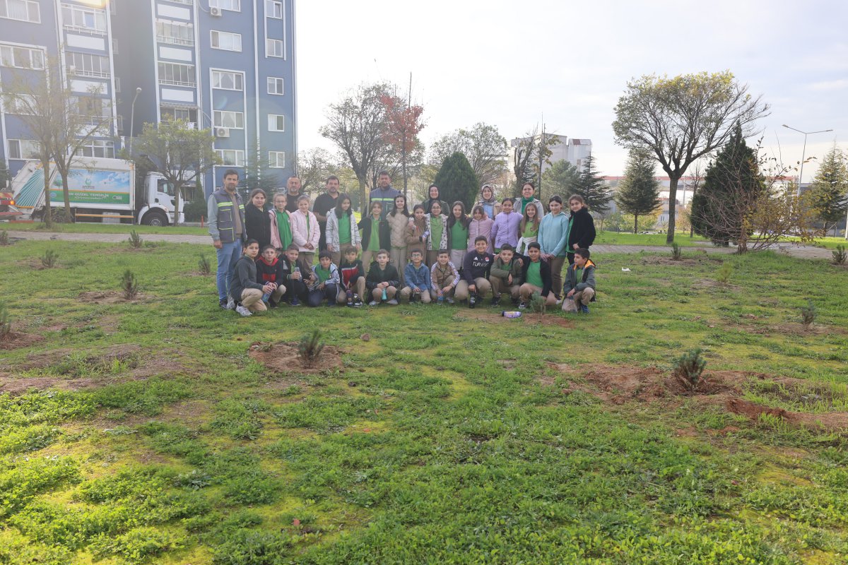 Çayırovalı öğrenciler, fidanları toprakla buluşturdu