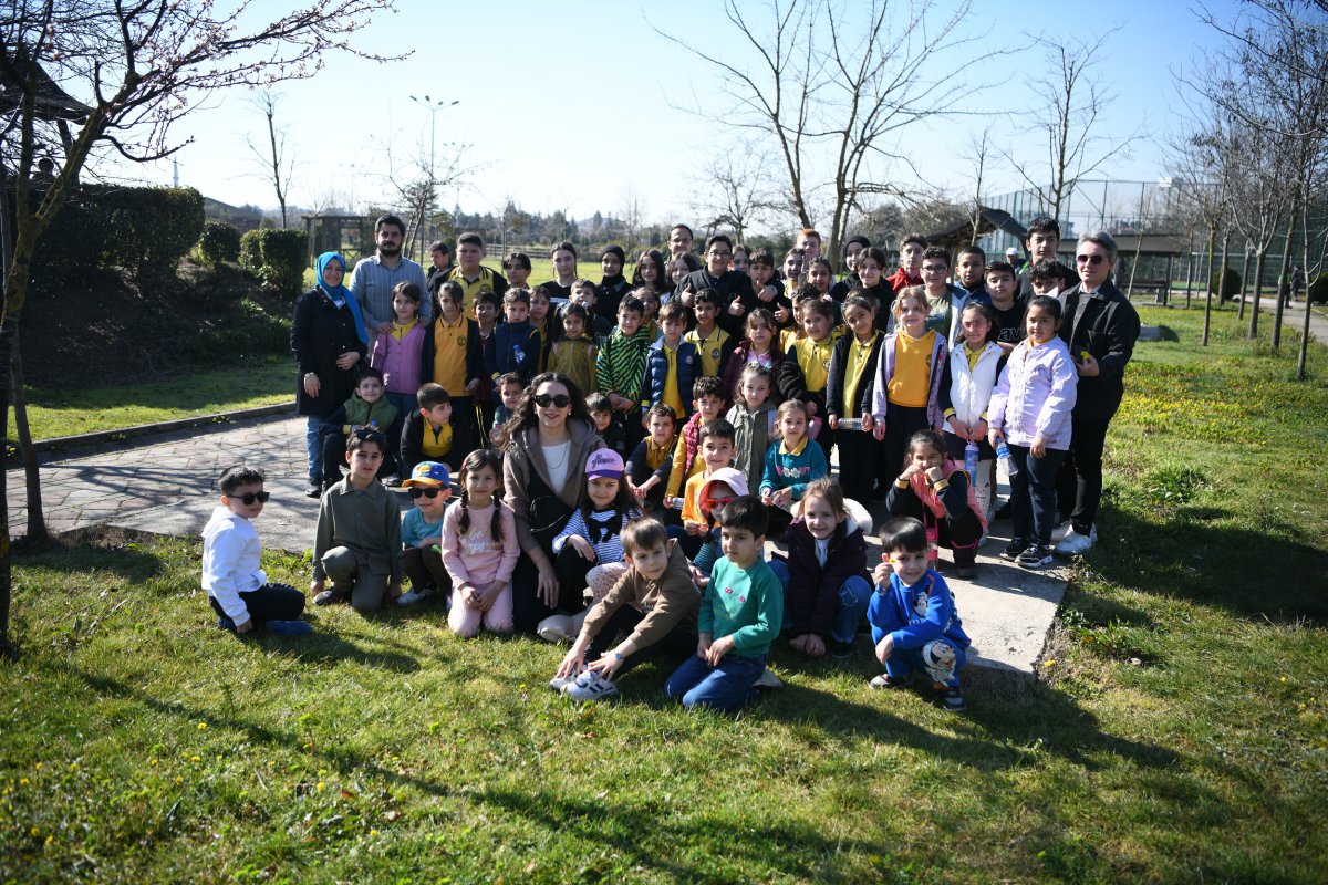 Minik öğrenciler, fidanları toprakla buluşturdu