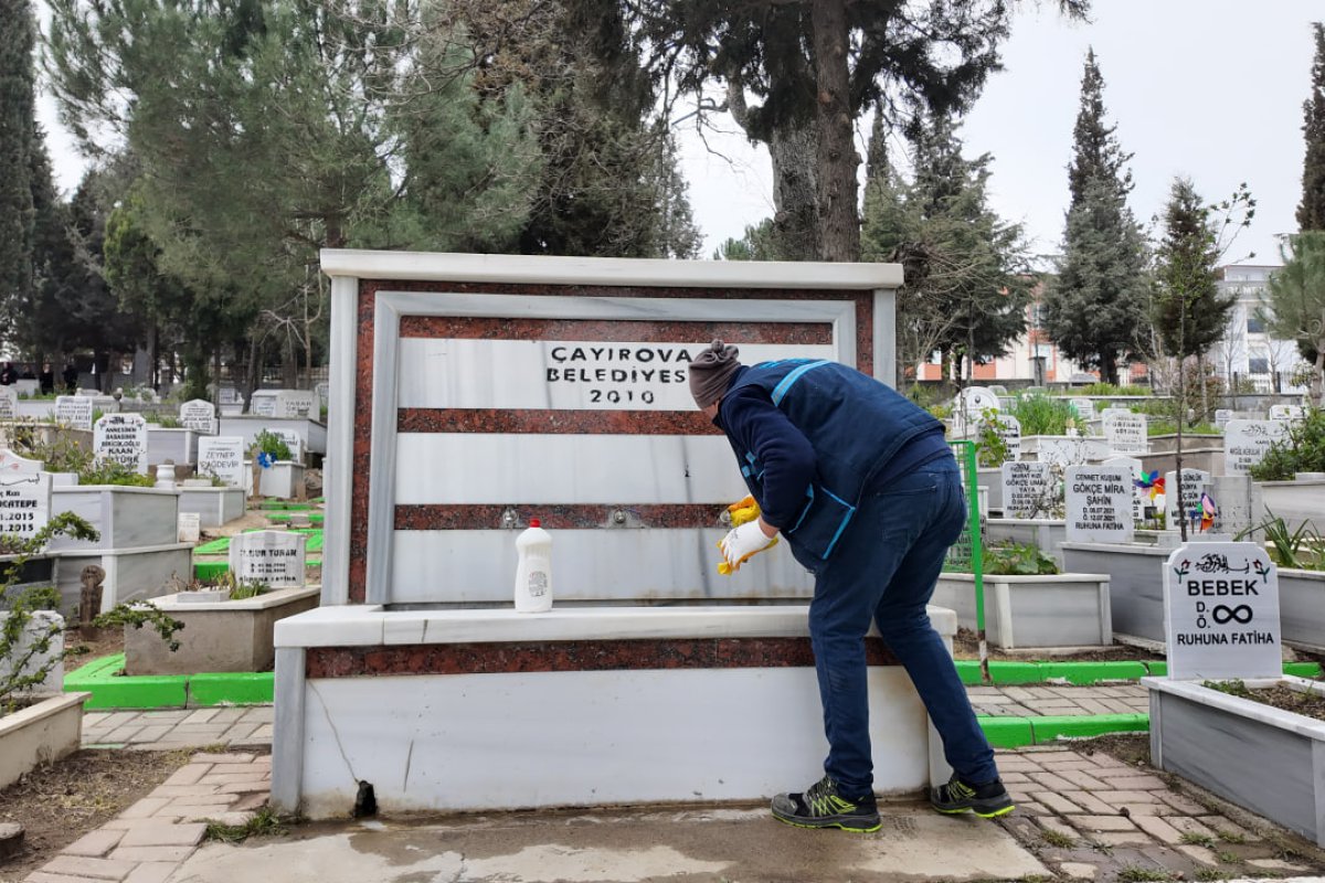 Çayırova’da mezarlıklar bayrama hazır