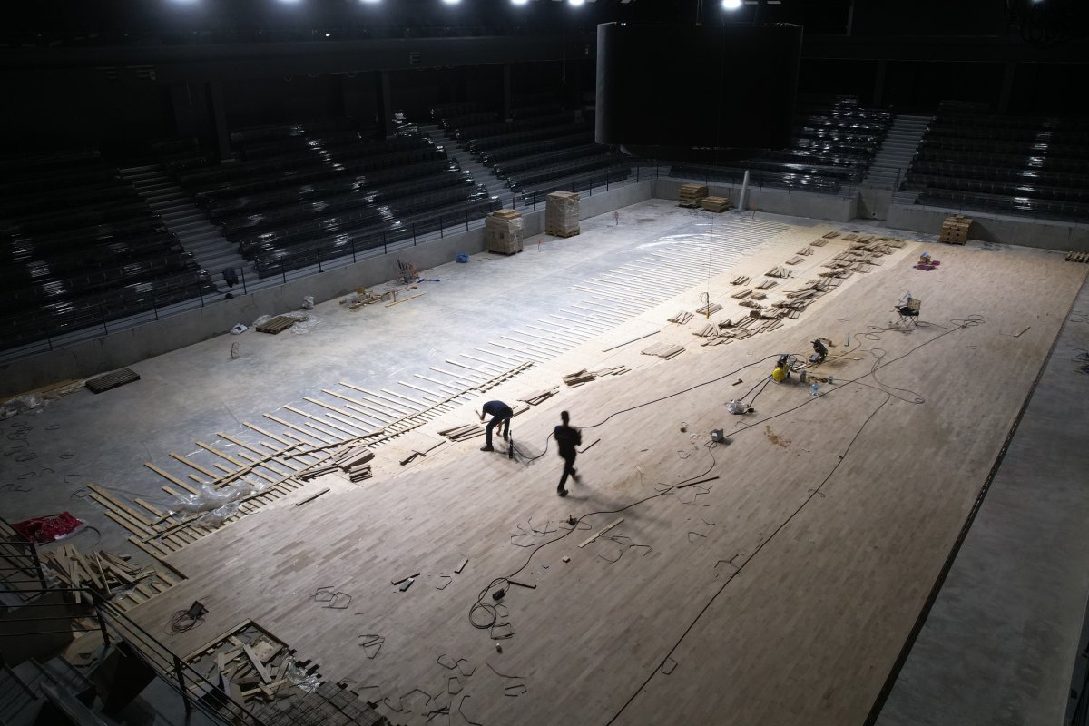 Kapalı Spor Salonu ve Sporcu Fabrikası’nda parke montajı